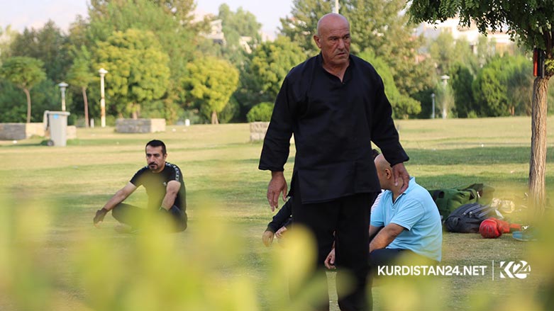 راهێنه‌رێك خۆبه‌خشانه‌ 14 ساڵ راهێنان به‌ هاوڕێكانی ده‌كات